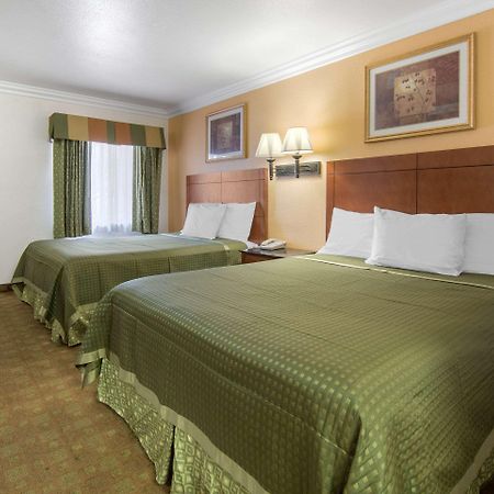 Rodeway Inn Adelanto Us 395 Bagian luar foto
