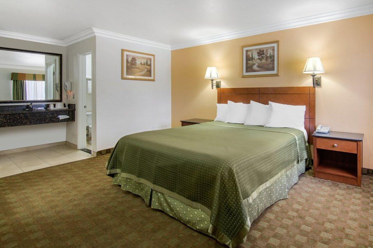 Rodeway Inn Adelanto Us 395 Bagian luar foto