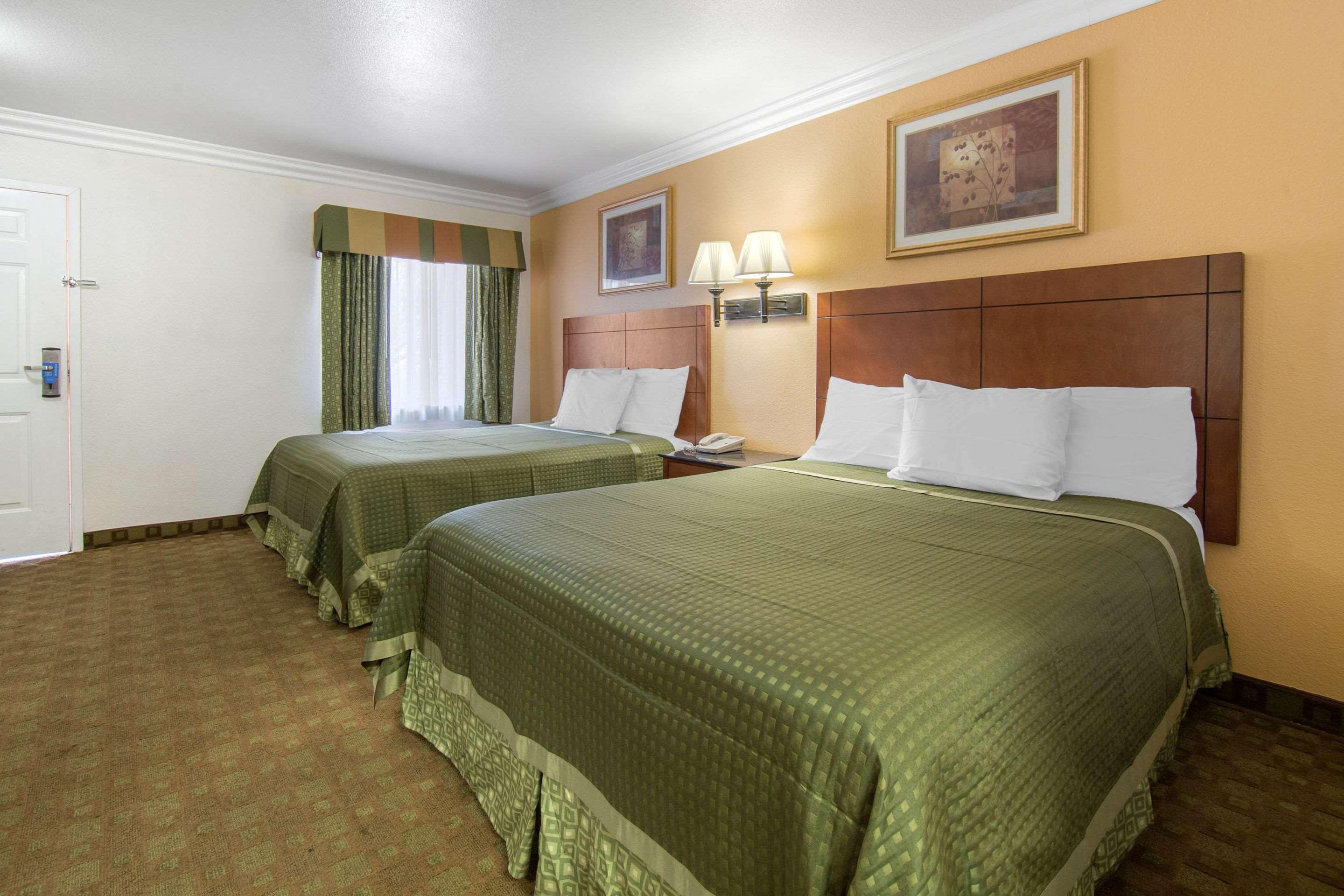 Rodeway Inn Adelanto Us 395 Bagian luar foto
