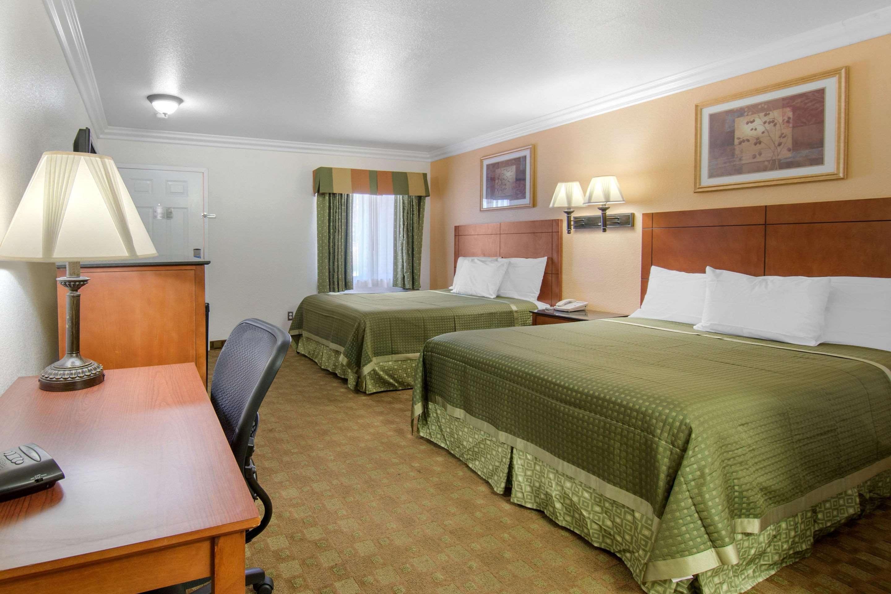 Rodeway Inn Adelanto Us 395 Bagian luar foto