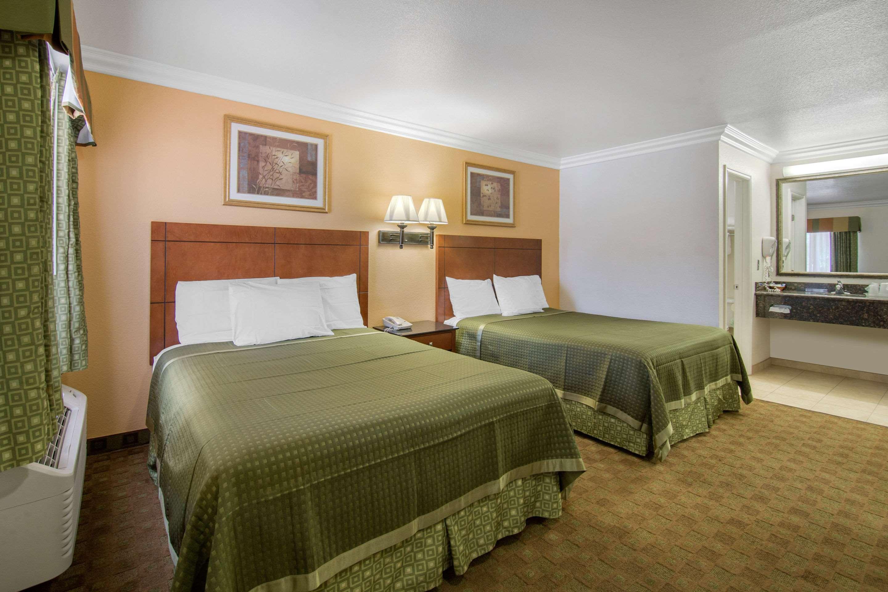 Rodeway Inn Adelanto Us 395 Bagian luar foto