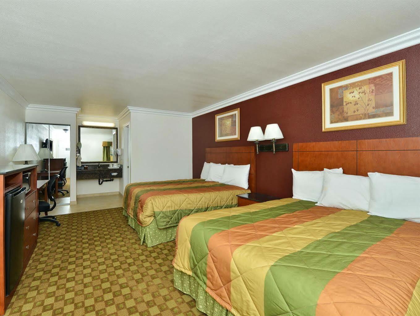 Rodeway Inn Adelanto Us 395 Bagian luar foto